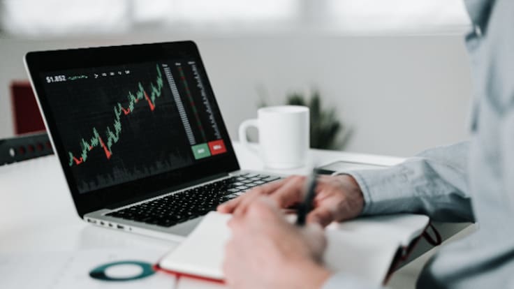 Una experta advierte del peligro de los gurús del dinero fácil en redes sociales: &quot;Se fían de lo que ven&quot;